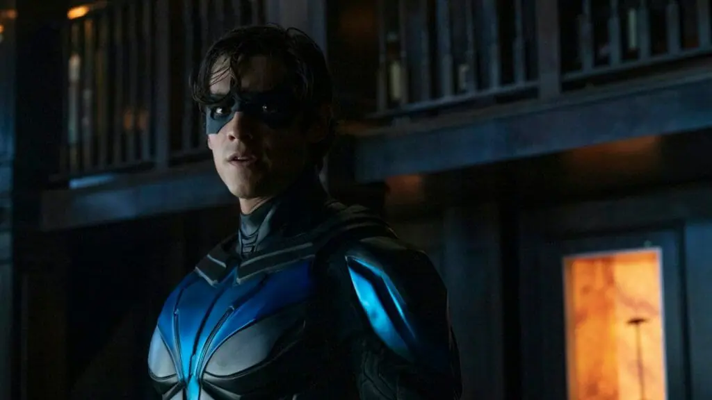 Nightwing strikes a hero pose with his new suit in TITANS season 4, new on HBO Max in November 2022.