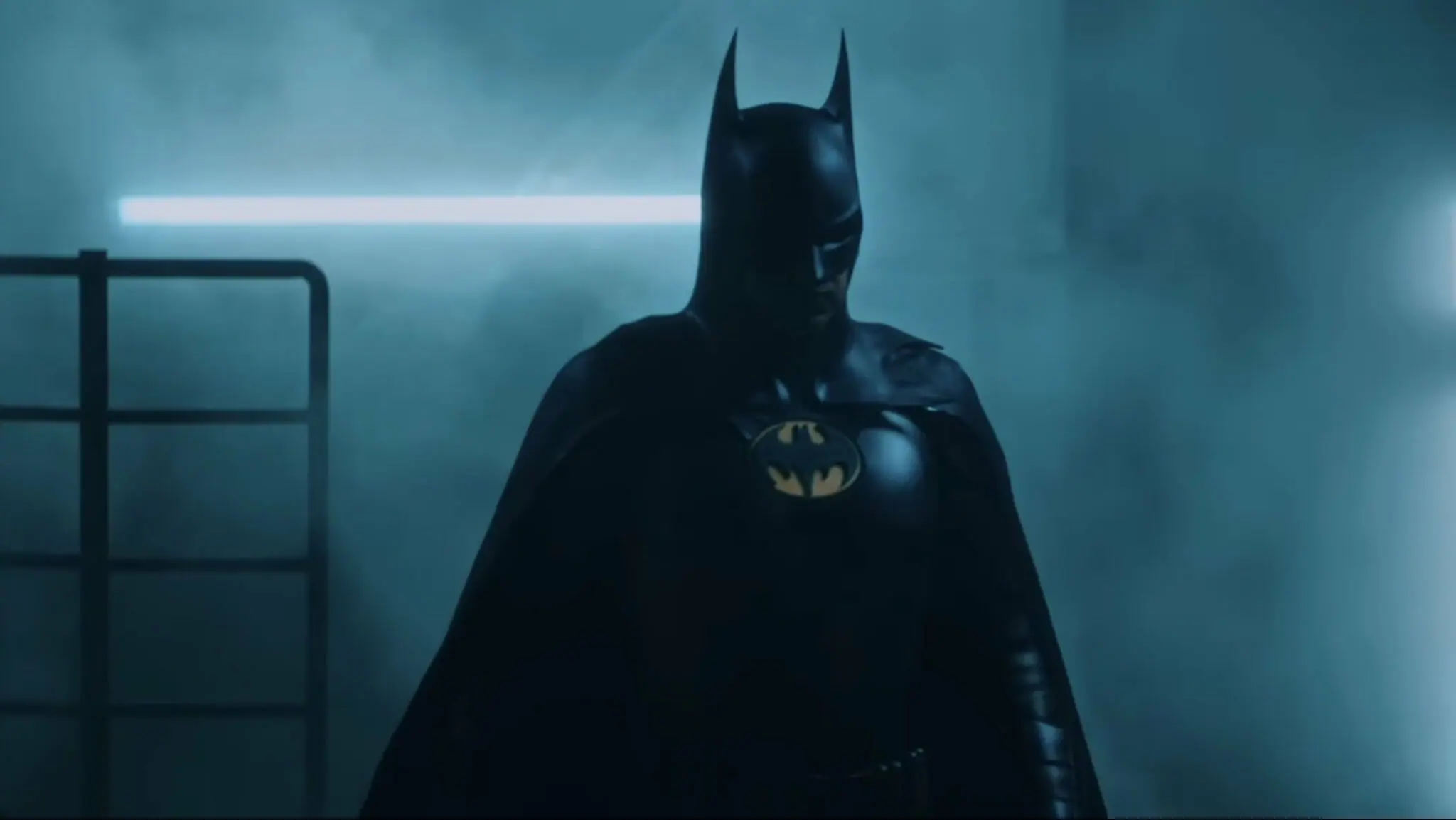 Michael Keaton returns as Batman in his classic costume from the 90s in THE FLASH.