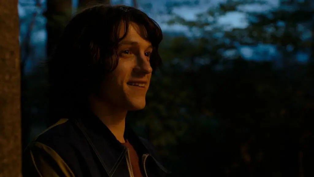 Tom Holland gives a comforting smile as Danny Sullivan in the psychological thriller series THE CROWDED ROOM on Apple TV+.