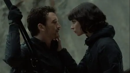 Miles Teller and Anya Taylor-Joy as the two elite sniper soldiers Levi Kane and Drasa hold each other close in the horror romance film THE GORGE, directed by Scott Derrickson for Apple TV+.