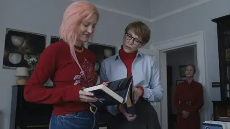 Vicky Krieps and Cate Blanchett star as estranged sisters in the family anthology film FATHER MOTHER SISTER BROTHER written and directed by Jim Jarmusch.