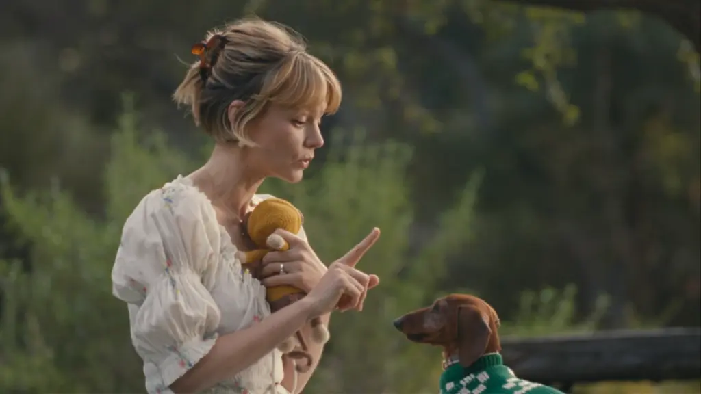 Carey Mulligan plays with a cute and small weenier dog in BEEF Season 2 on Netflix. 