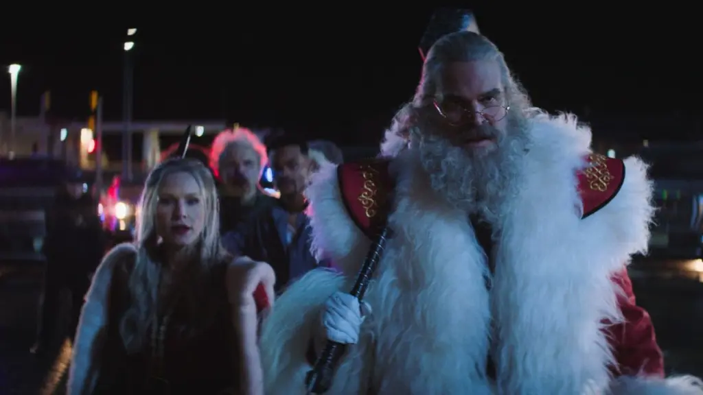 David Harbour and Kristen Bell pose together in full costume as Santa Claus and Mrs. Claus in the sequel VIOLENT NIGHT 2. 